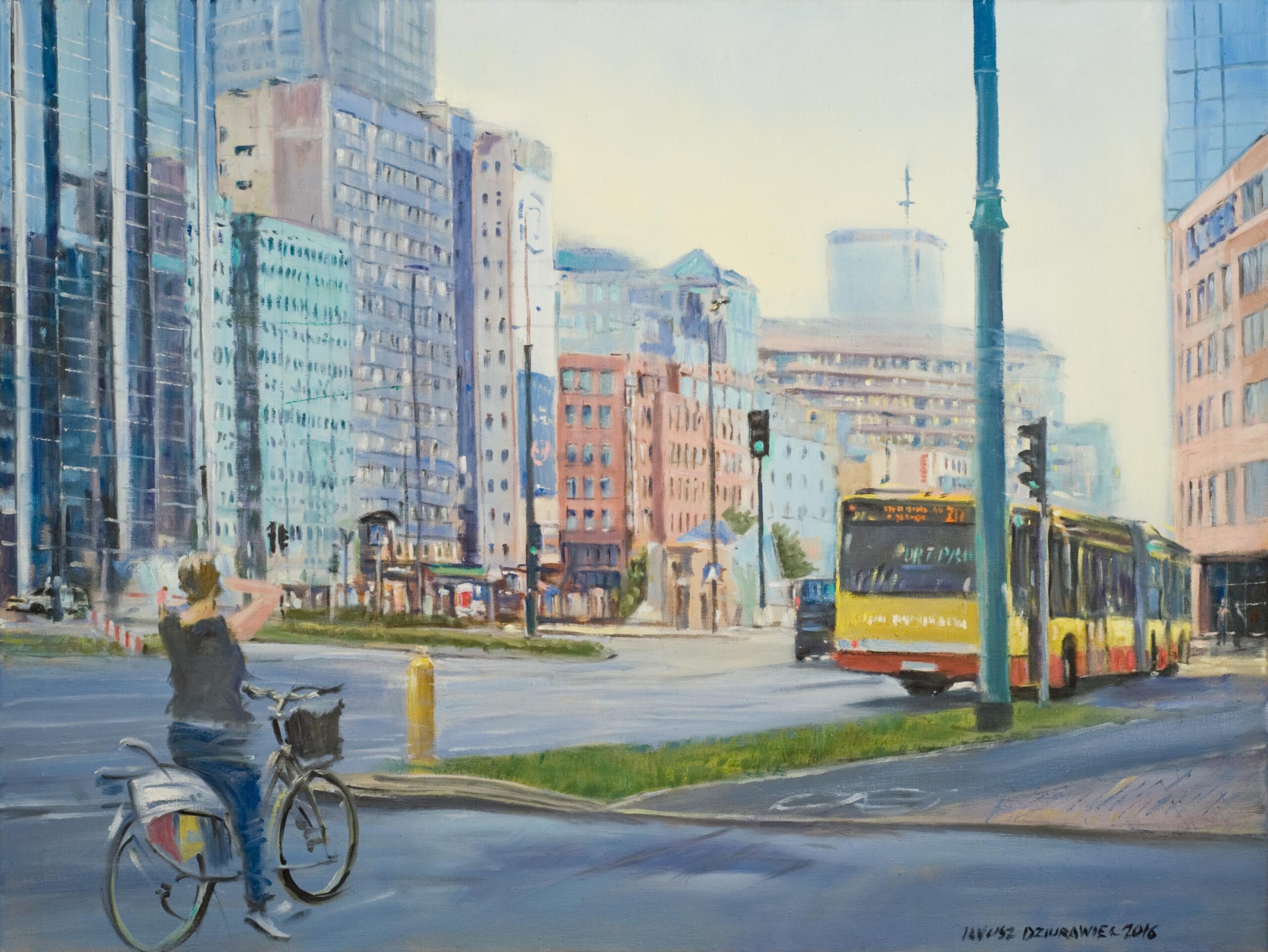 ulica w Warszawie w wieżowcami, na jezdni autobus, rowerzystka na ścieżce