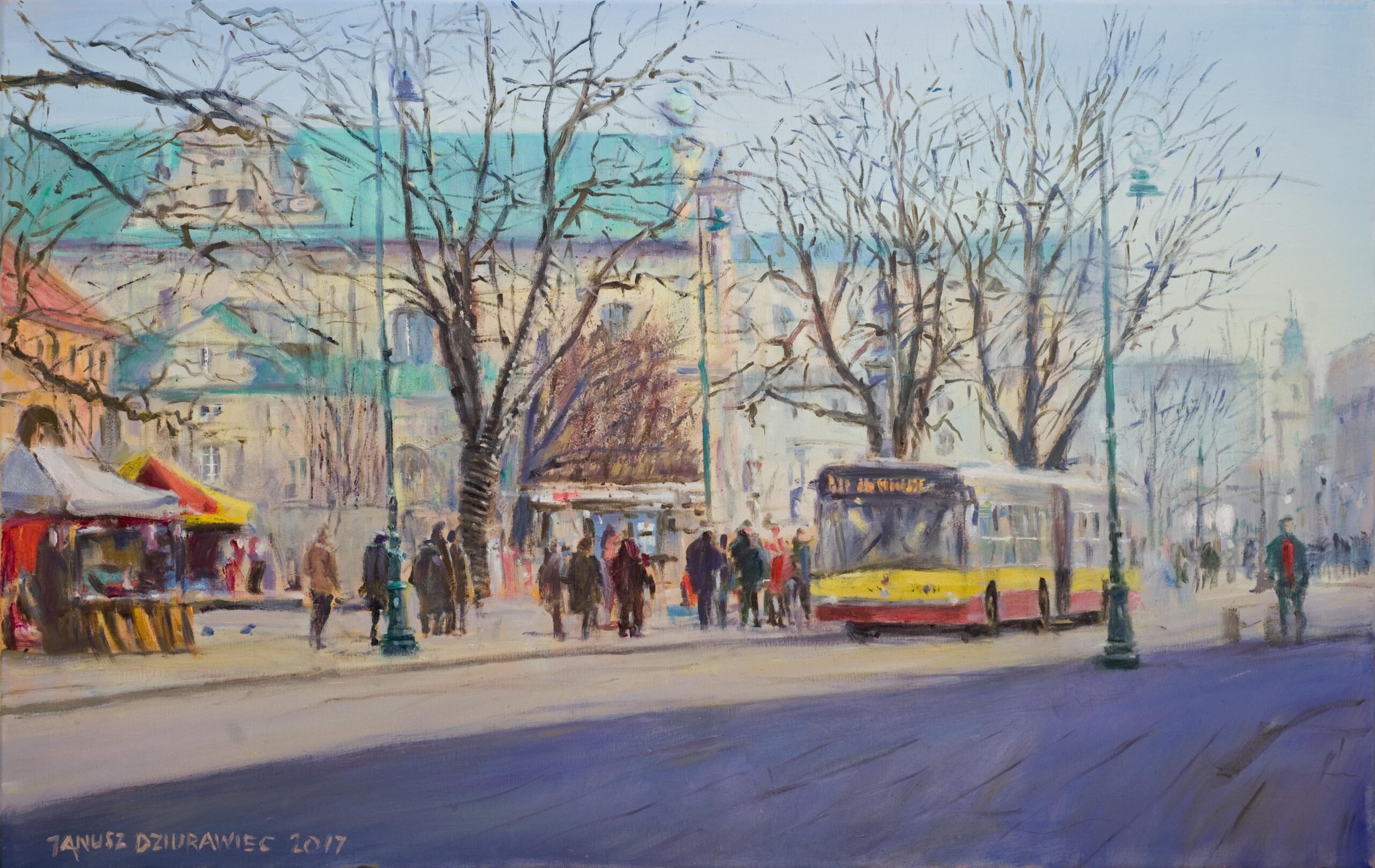 ulica Warszawy, autobus na przystanku i liczni przechodnie