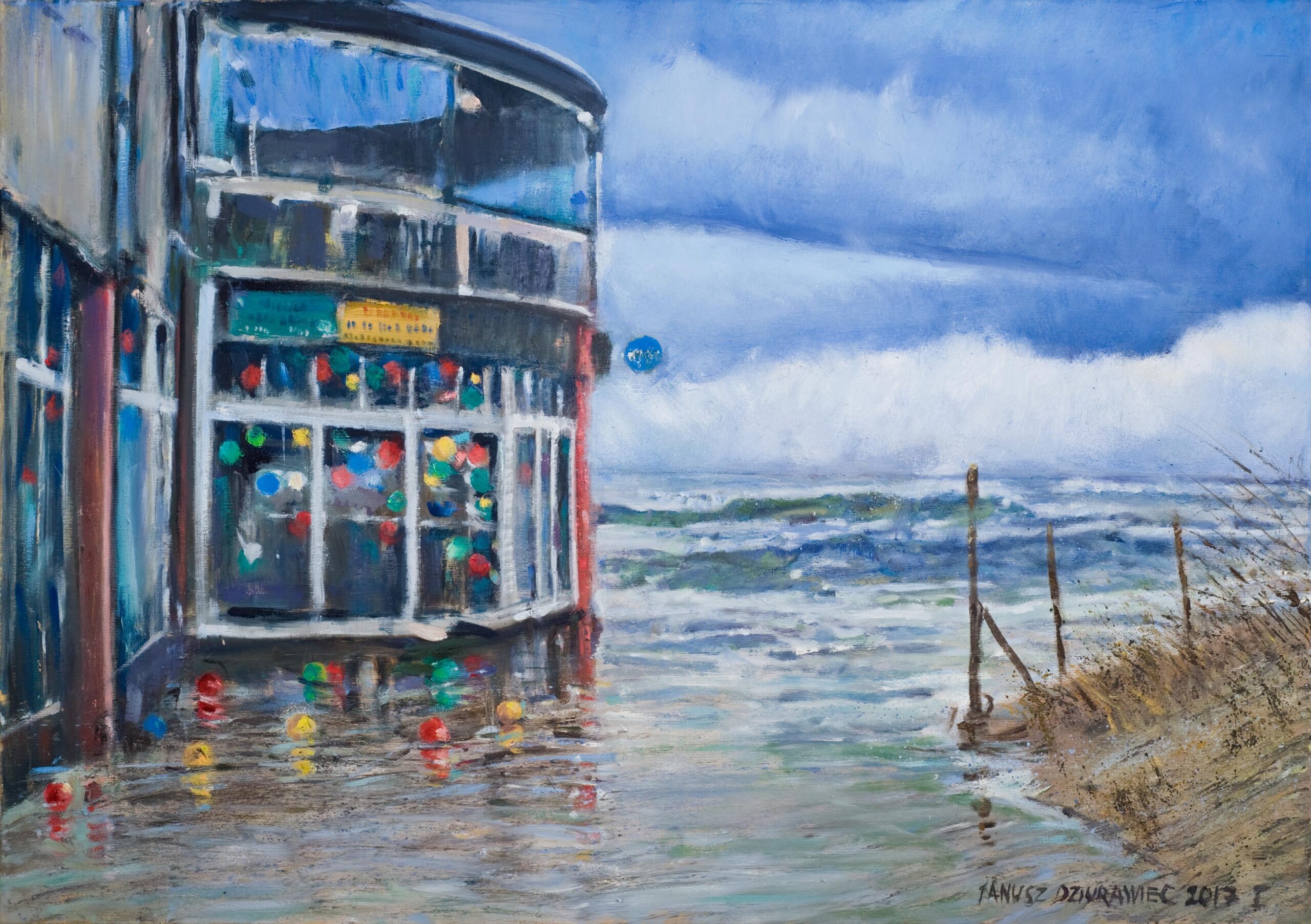 budynek przy morzu ozdobiony kolorowymi światłami