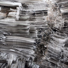 Ekspresyjny obraz olejny w czerni, bieli i szarościach, dynamiczne pociągnięcia pędzla i rozpryski farby tworzące głębię.