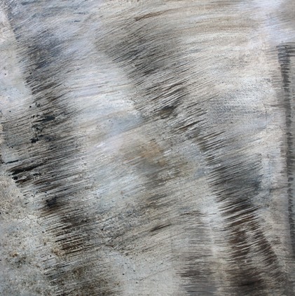 Abstrakcyjny obraz olejny w odcieniach szarości, z dynamicznymi pociągnięciami pędzla, tworzącymi fakturę przypominającą rysy.