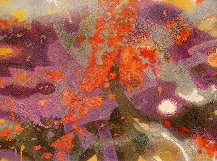 Abstrakcyjny obraz olejny z dominantą fioletu i czerwieni, strukturalne elementy przypominające organiczne formy i tekstury.