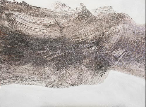 abstrakcyjny obraz przedstawiający na białym tle beżową dynamiczną formę