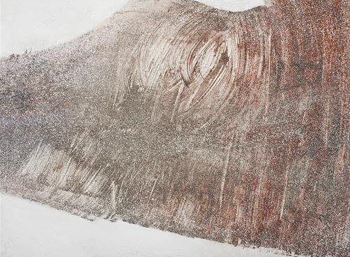 abstrakcyjny obraz przedstawiający na białym tle beżowo-różowawą formę