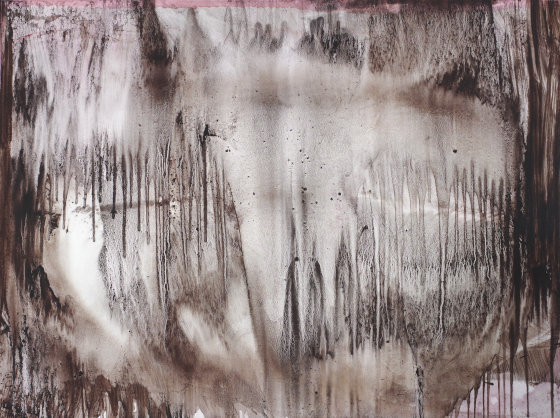 abstrakcyjny obraz tworzący wrażenie ściekającej farby w kolorze beżowo-brązowym