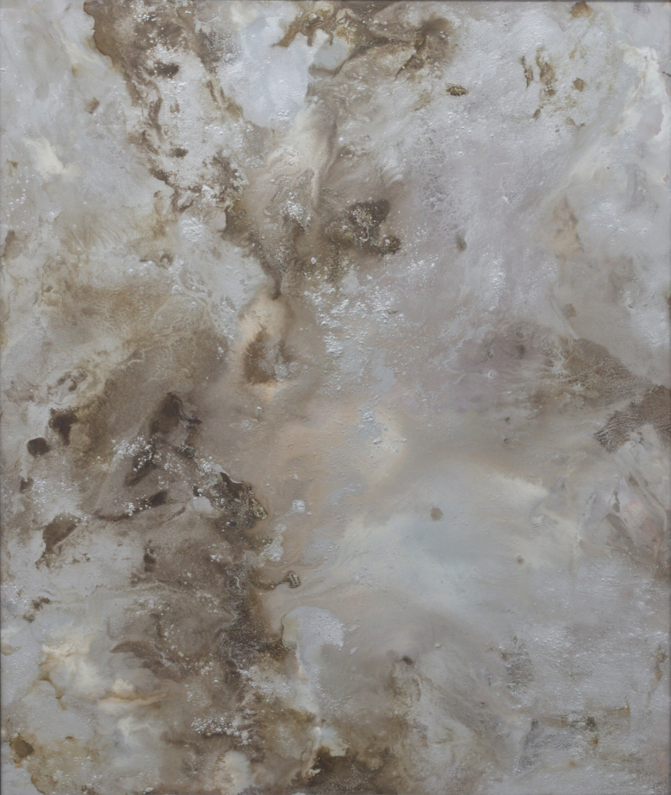 Abstrakcyjny obraz olejny w odcieniach bieli, beżu i brązu, z organicznymi strukturami przypominającymi minerały lub powierzchnię skały.