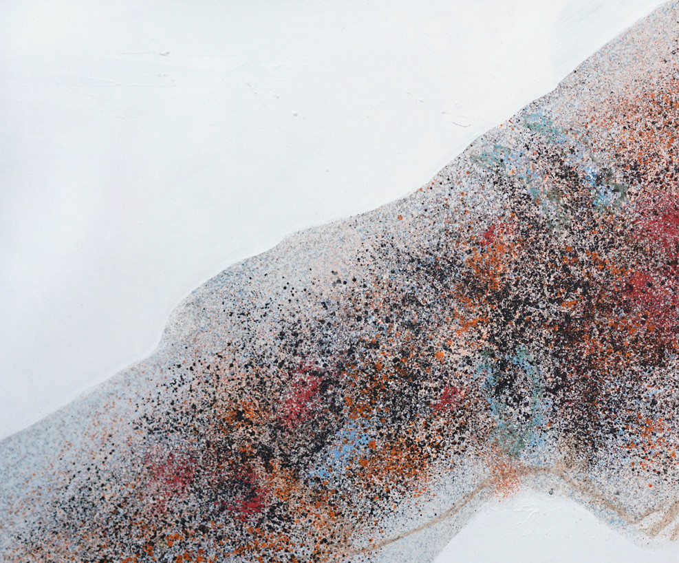 Abstrakcyjny obraz na płótnie z dominantą czerwieni i czerni, ukazujący dynamikę, ruch i przemijalność materii.