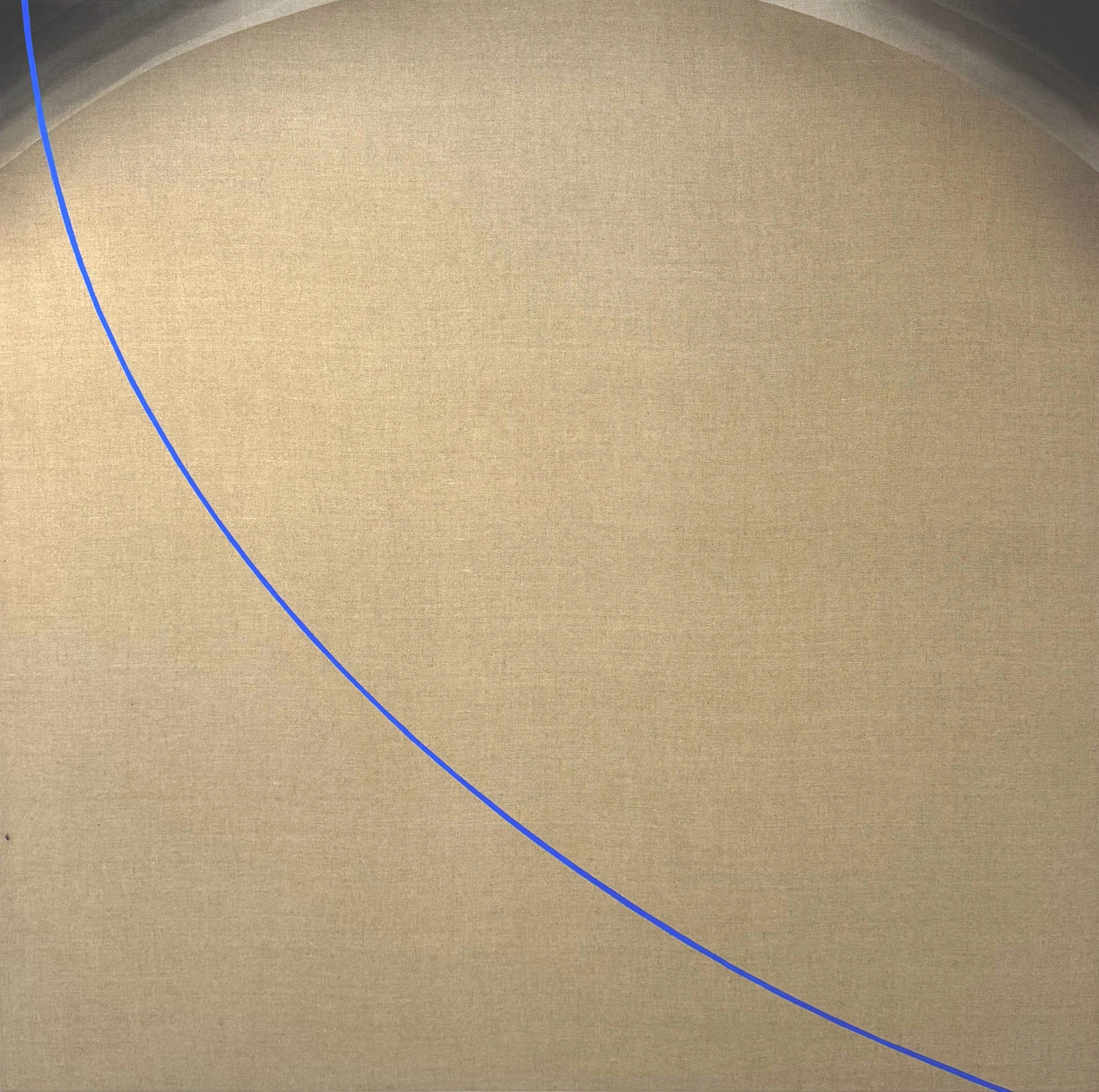 minimalistyczny obraz , niebieska linia na beżowym tle