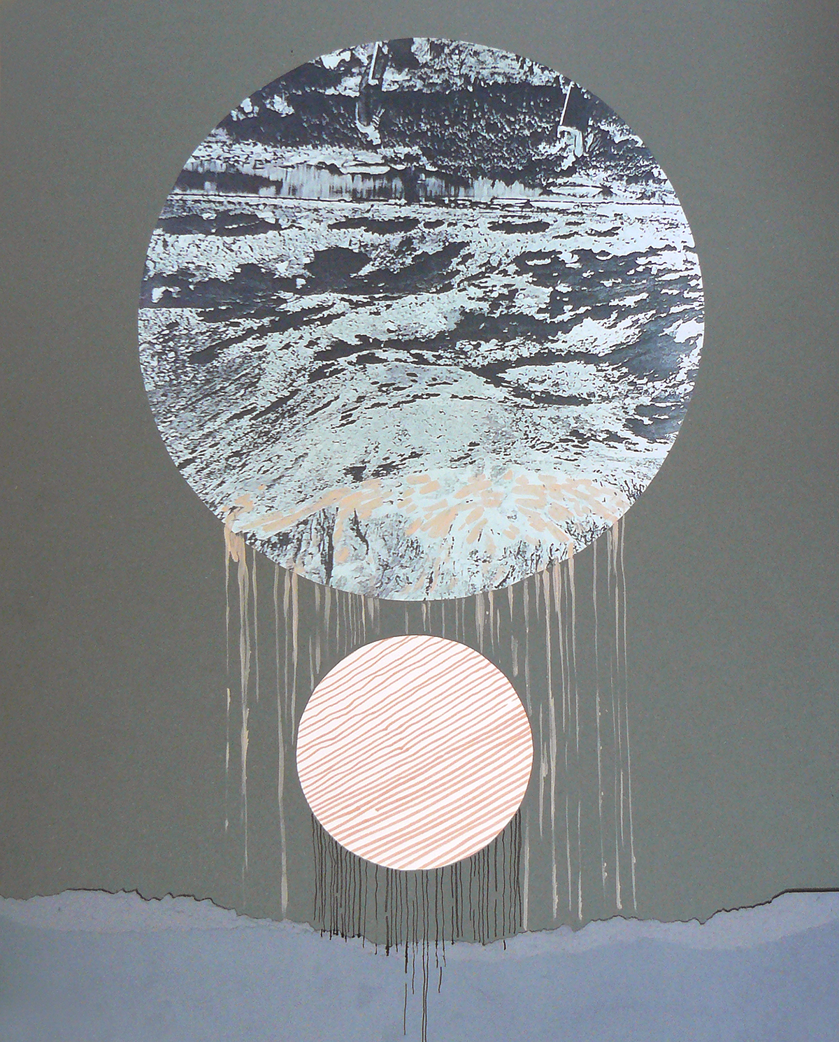 dwa koła na szaro-beżowym tle