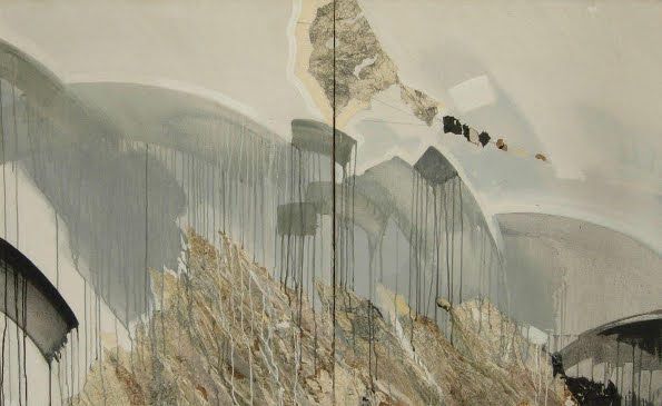 minimalistyczny pejzaż, szare góry, nad nimi duży latawiec, u podnóża gór korony drzew w jesiennym listowiem