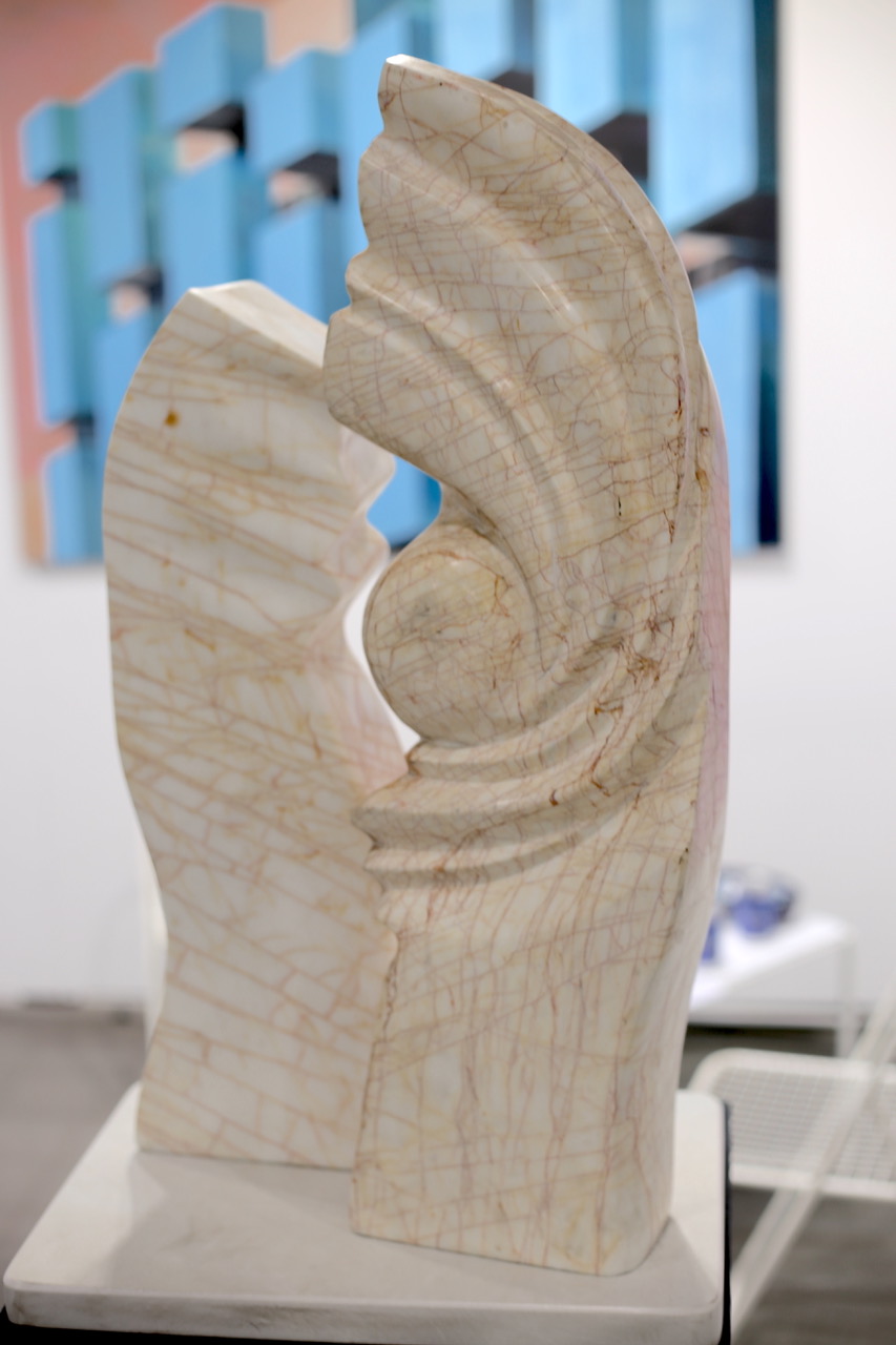 rzeźba z jasnego marmuru,