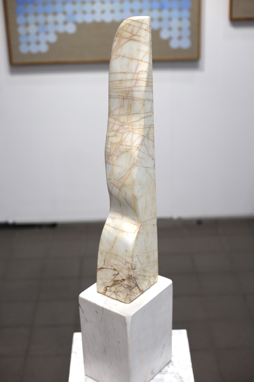 rzeźba z jasnego marmuru