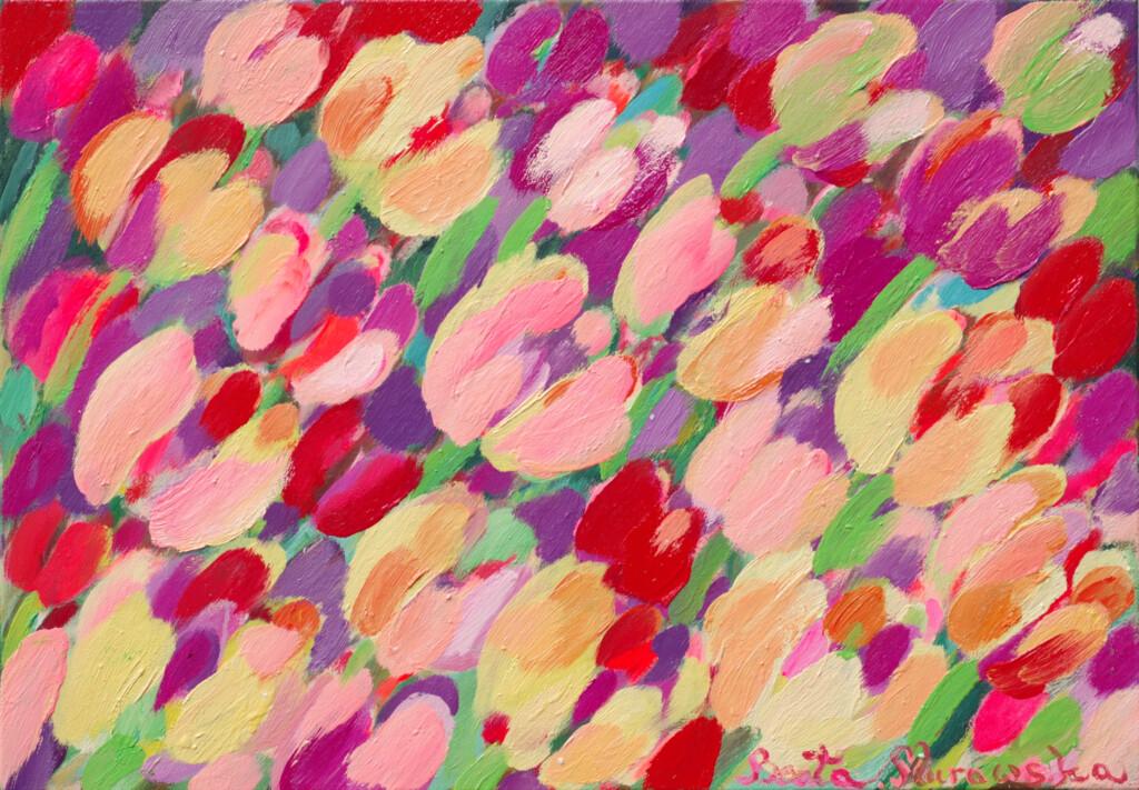 pąki tulipanów pochylone pod wpływem wiatru