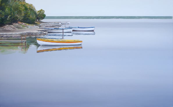 jezioro, przy zalesionym brzegu zacumowane łódki