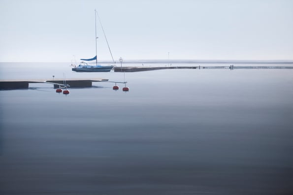 spokojna toń jeziora, pomosty, przy jednym zacumowany jacht