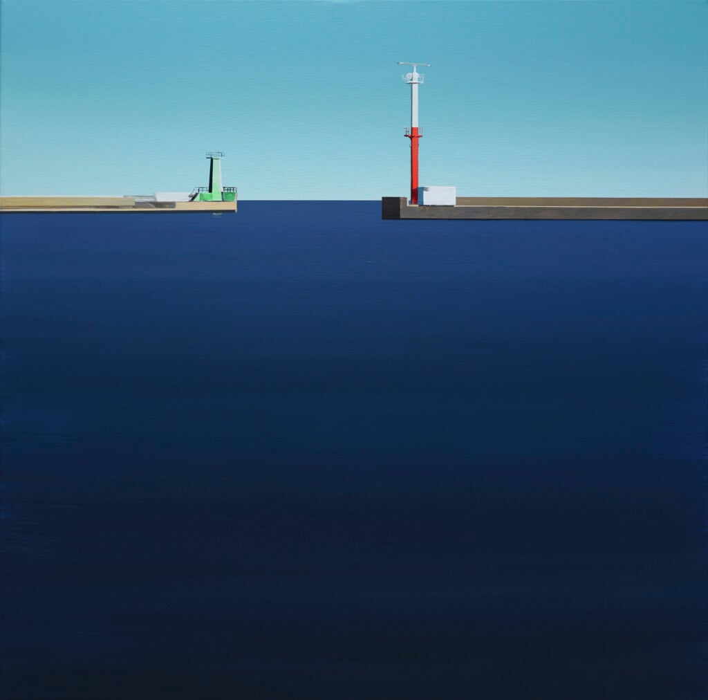 wejście do portu z główkami zieloną i czerwoną , spokojna toń wody, niebieskie niebo,