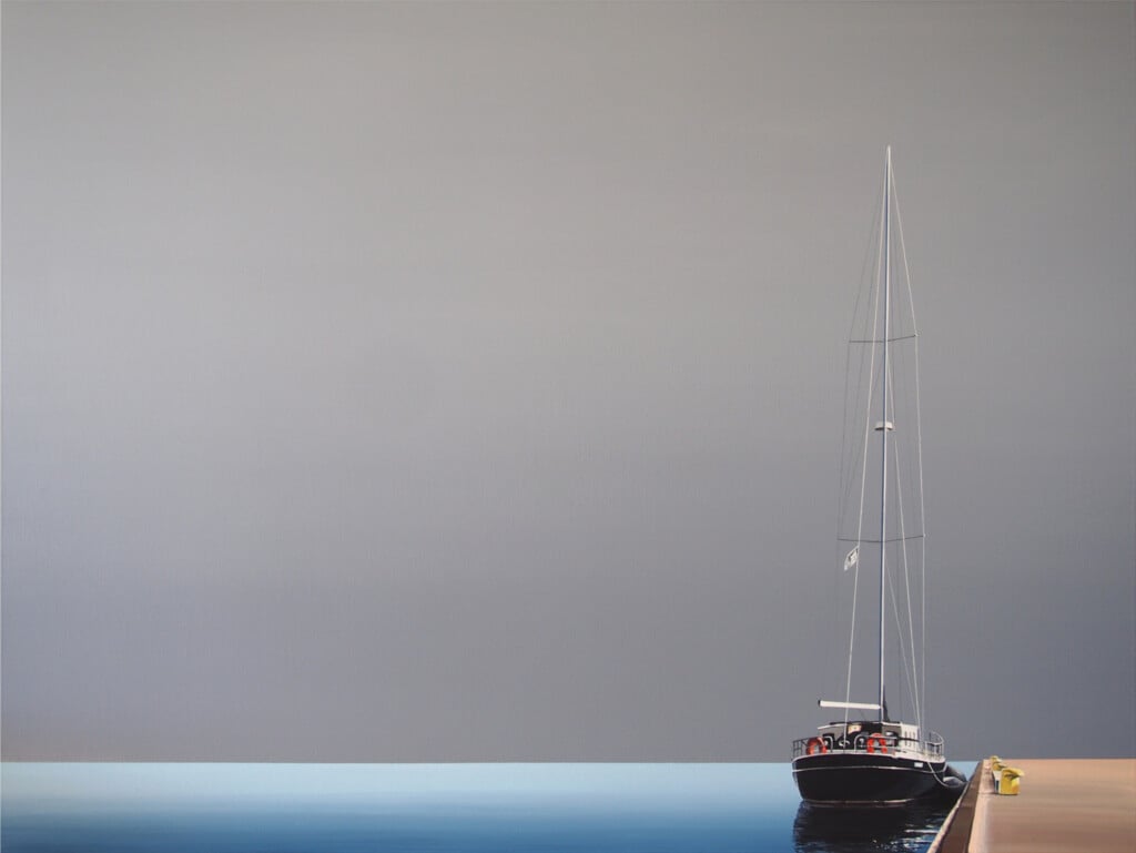 Obraz na płótnie autorstwa Tomasza Kołodziejczyka przedstawiający jacht żaglowy stojący w porcie.