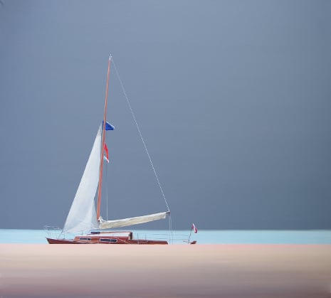 jacht z jednym zrolowanym żaglem stojący przy brzegu