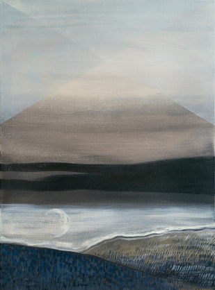 góra częściowo za mgłą, u stóp góry bezludny krajobraz