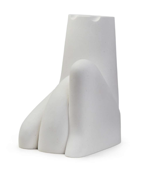 rzeźba z białego materiału, mała forma nawiązująca do postaci ludzkiej