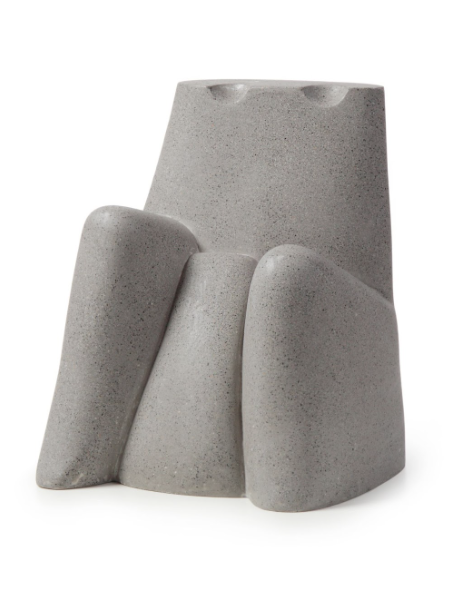 abstrakcyjna rzeźba niewielkich wymiarów inspirowana postacią człowieka.