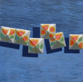 kompozycja przedstawiająca kwadraty z namalowanymi kwiatami na niebieskim tle