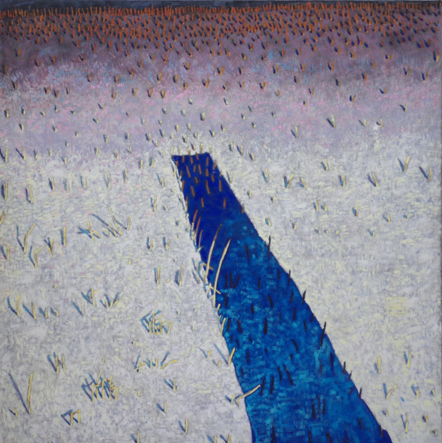 pejzaż w dużym formacie przedstawiający teren z suchą roślinnością  i błękitnym pasmem wody