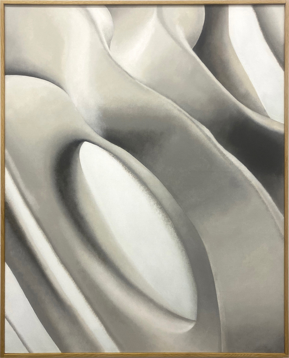 Abstrakcyjny obraz w odcieniach szarości z organicznymi, falistymi kształtami przypominającymi wydmy lub płynne formy.