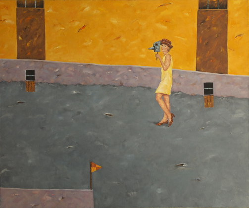 postać, malarstwo figuratywne, kobieta trzyma maskę, w tle budynek