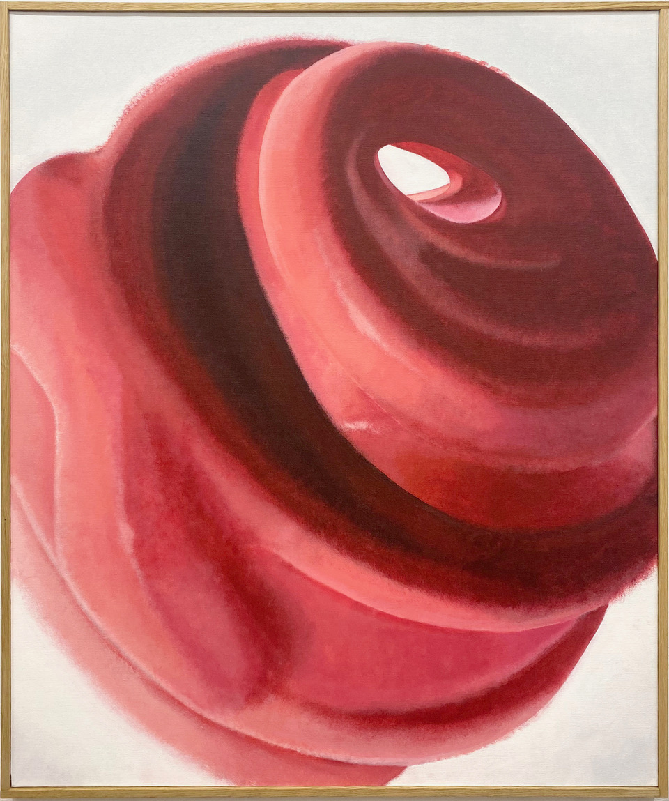 Abstrakcyjny obraz w odcieniach czerwieni, przedstawiający spiralną, organiczną formę z otworem pośrodku, przypominającą muszlę.