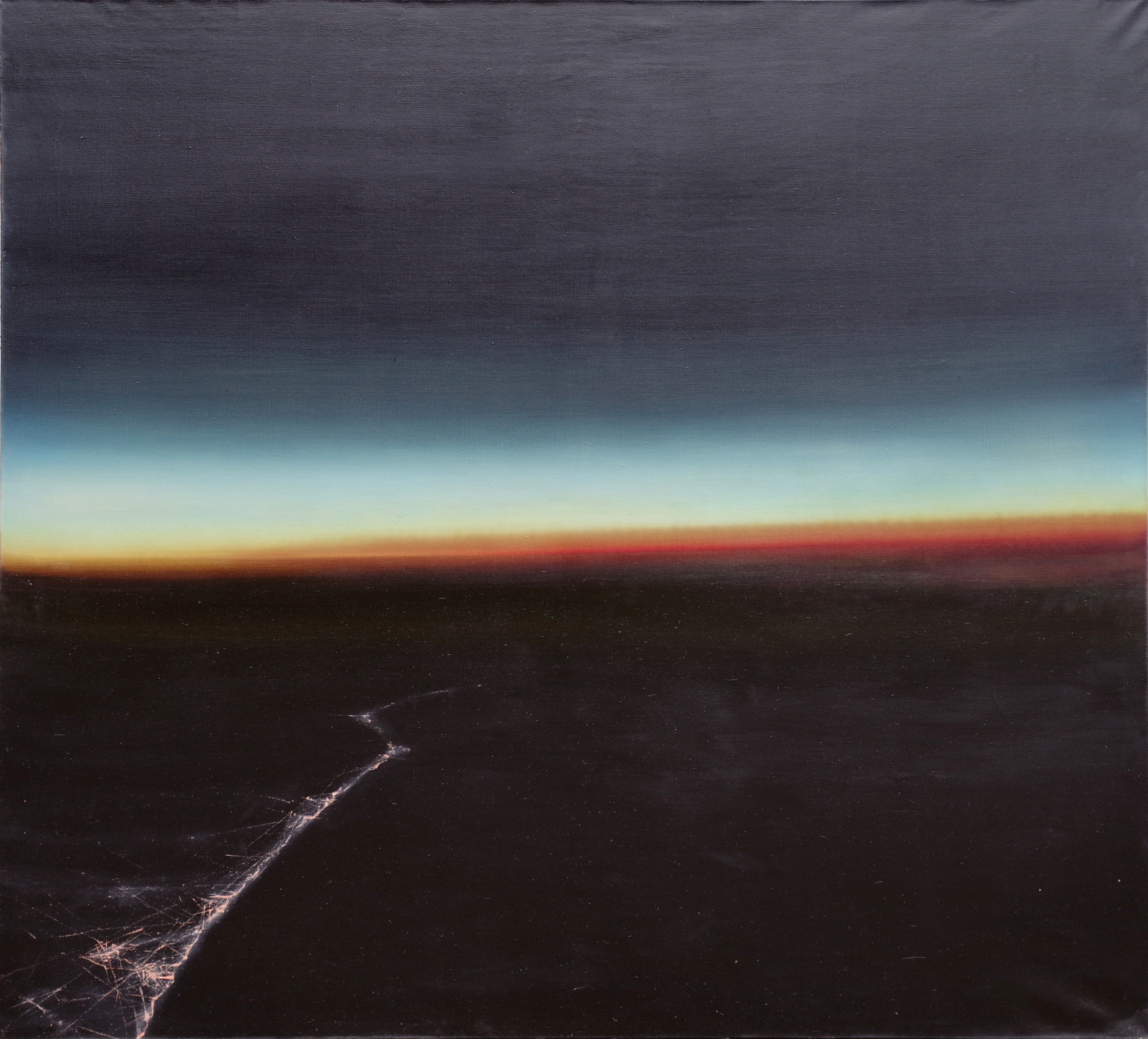 Pejzaż przestawiający widok na nadmorskie miasto po zachodzie słońca.