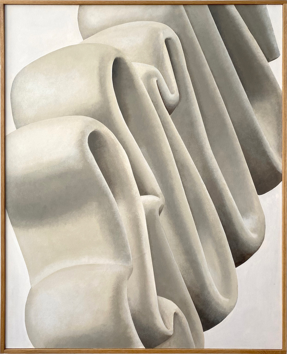 Abstrakcyjny obraz w odcieniach szarości z miękkimi, falistymi formami przypominającymi zwiniętą tkaninę lub skały.