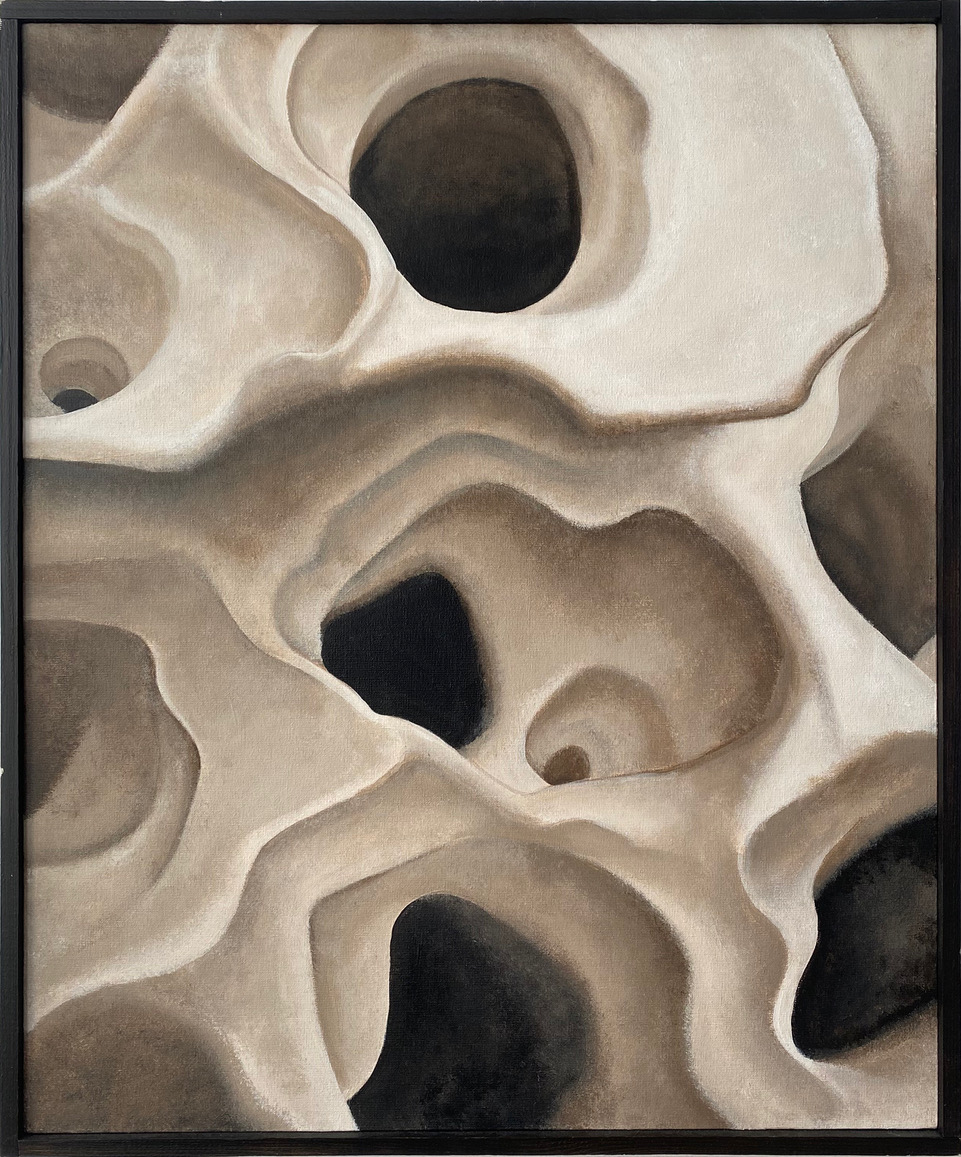 Obraz przedstawia abstrakcyjne, organiczne kształty przypominające porowate struktury kości lub erodowaną powierzchnię skały.