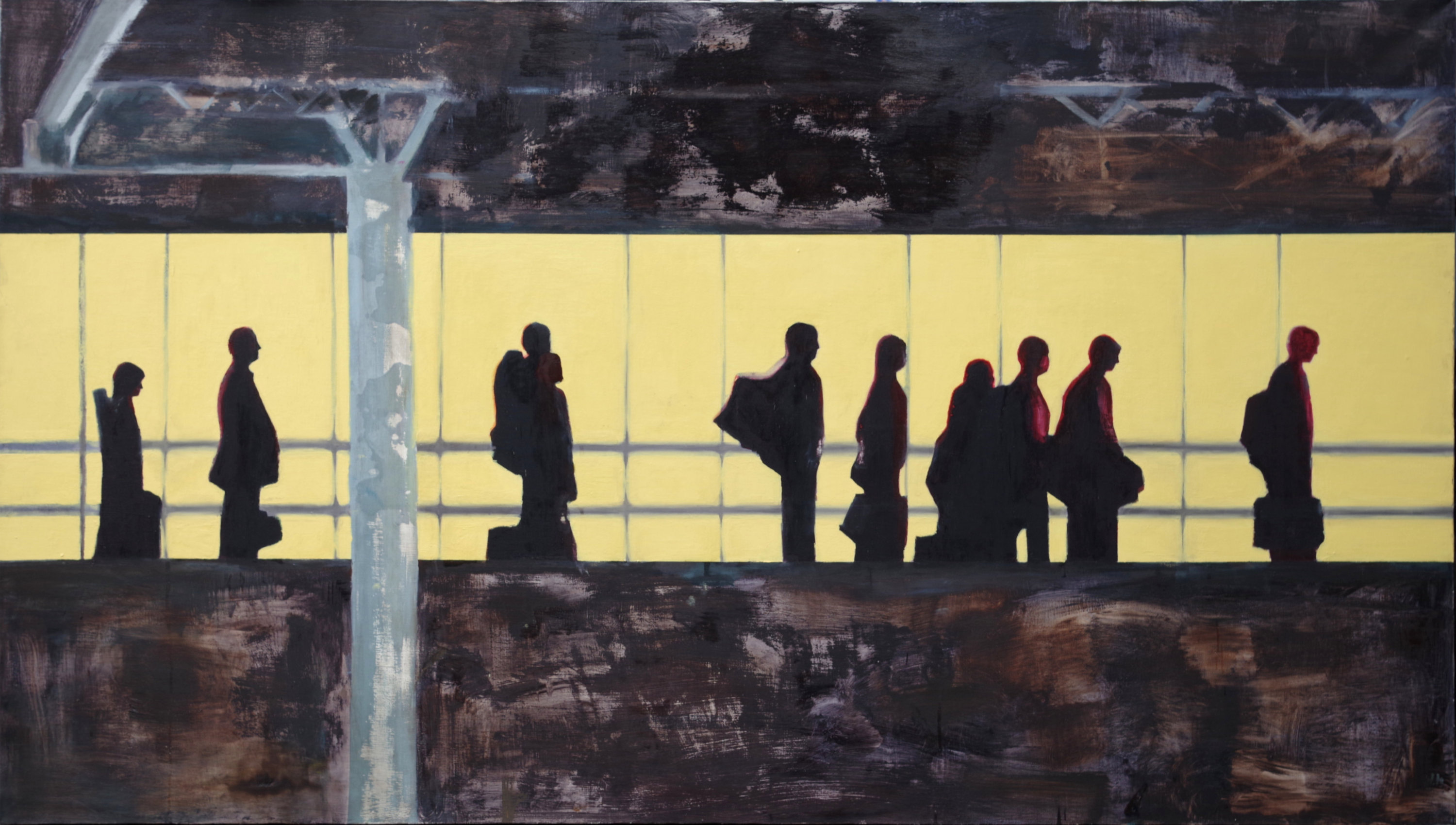 ludzie przemieszczają się na ruchomym chodniku, sylwetki postaci, kontrasty, ciemno, noc