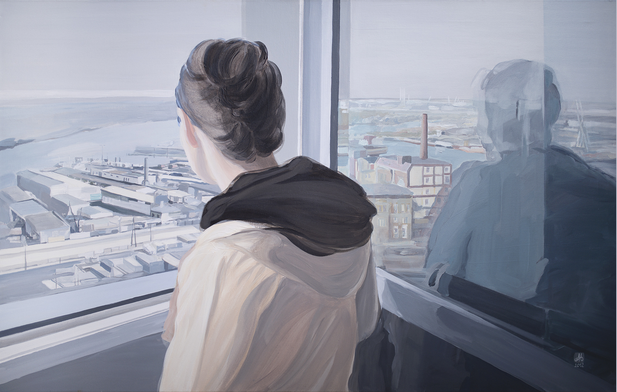 kobieta wyglądająca przez okno, widok na miasto