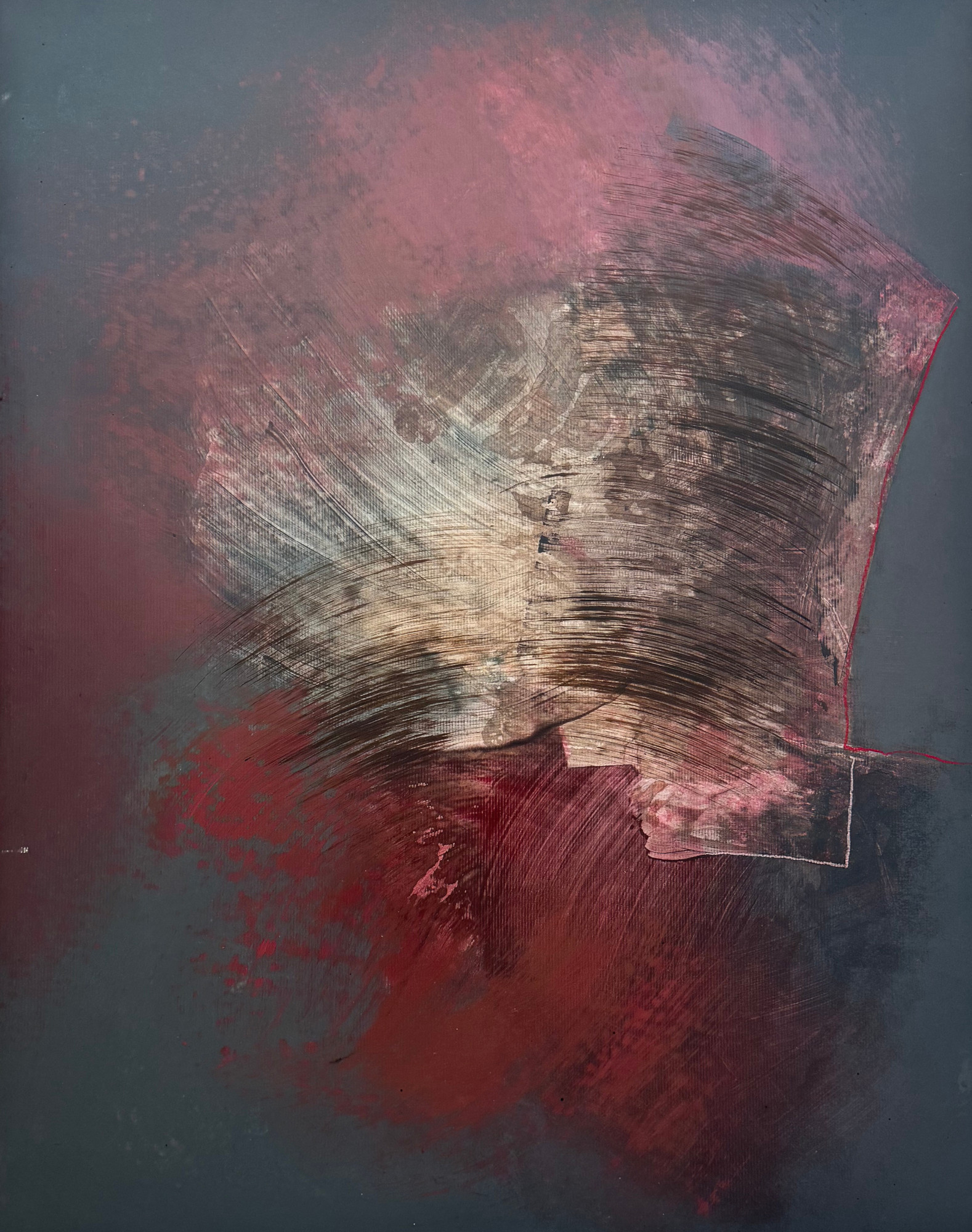 Abstrakcyjny obraz z dynamicznymi pociągnięciami pędzla w odcieniach czerwieni, różu i szarości, z akcentami geometrycznymi.