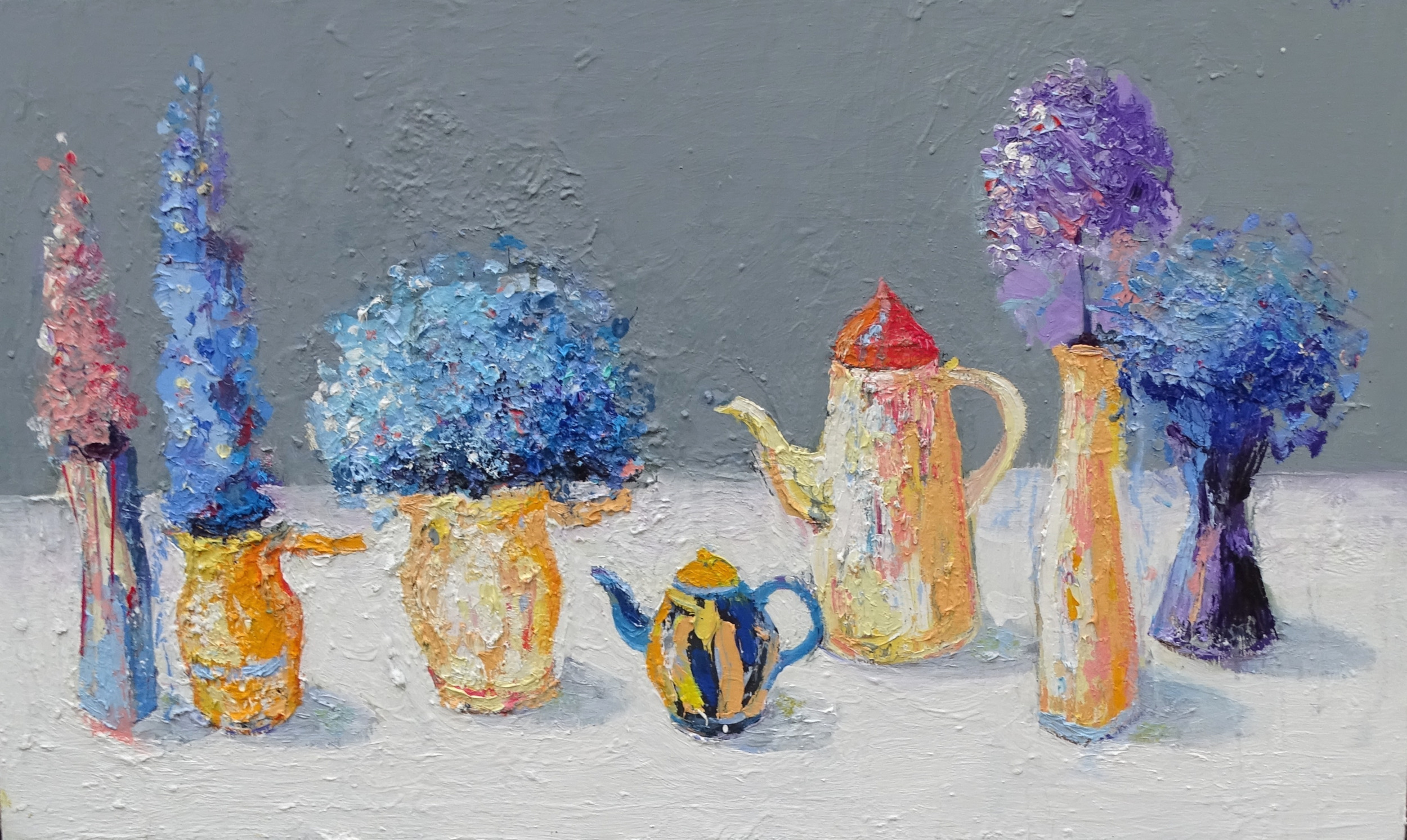 martwa natura, dwa imbryczki i pięć wazonów z kwiatami