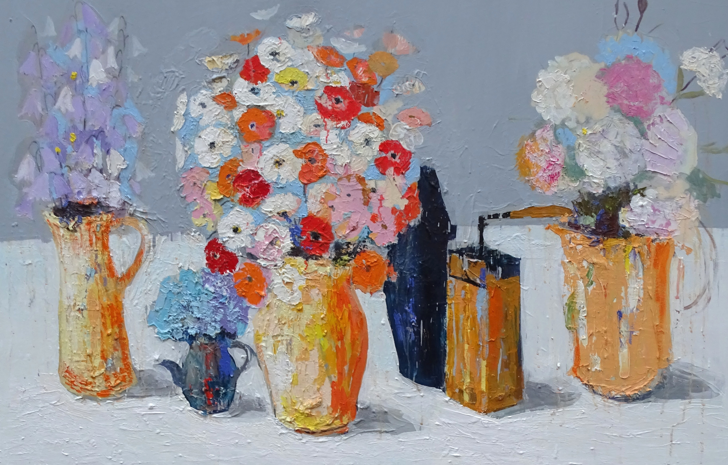 martwa natura, wazon i trzy dzbanki z kwiatami polnymi oraz inne przedmioty