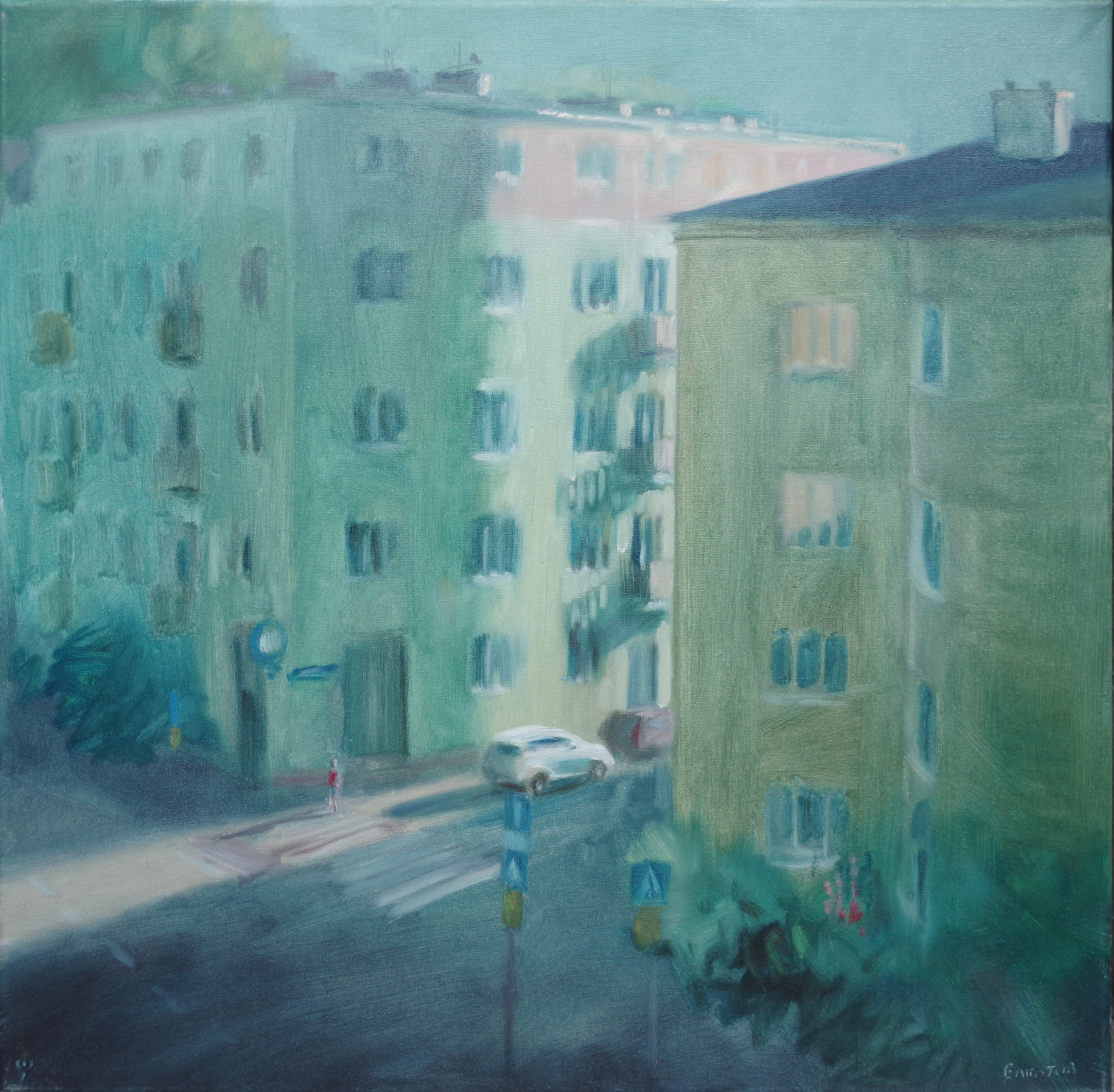 skrzyżowanie ulic w mieście, na rogach kilkupiętrowe budynki mieszkalne, biały samochód jedzie ulicą