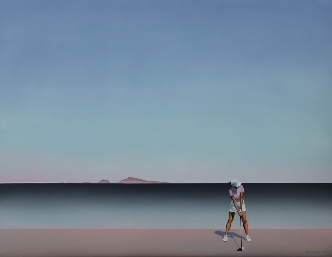 Obraz olejny z kobietą grającą w golfa na brzegu spokojnego morza.