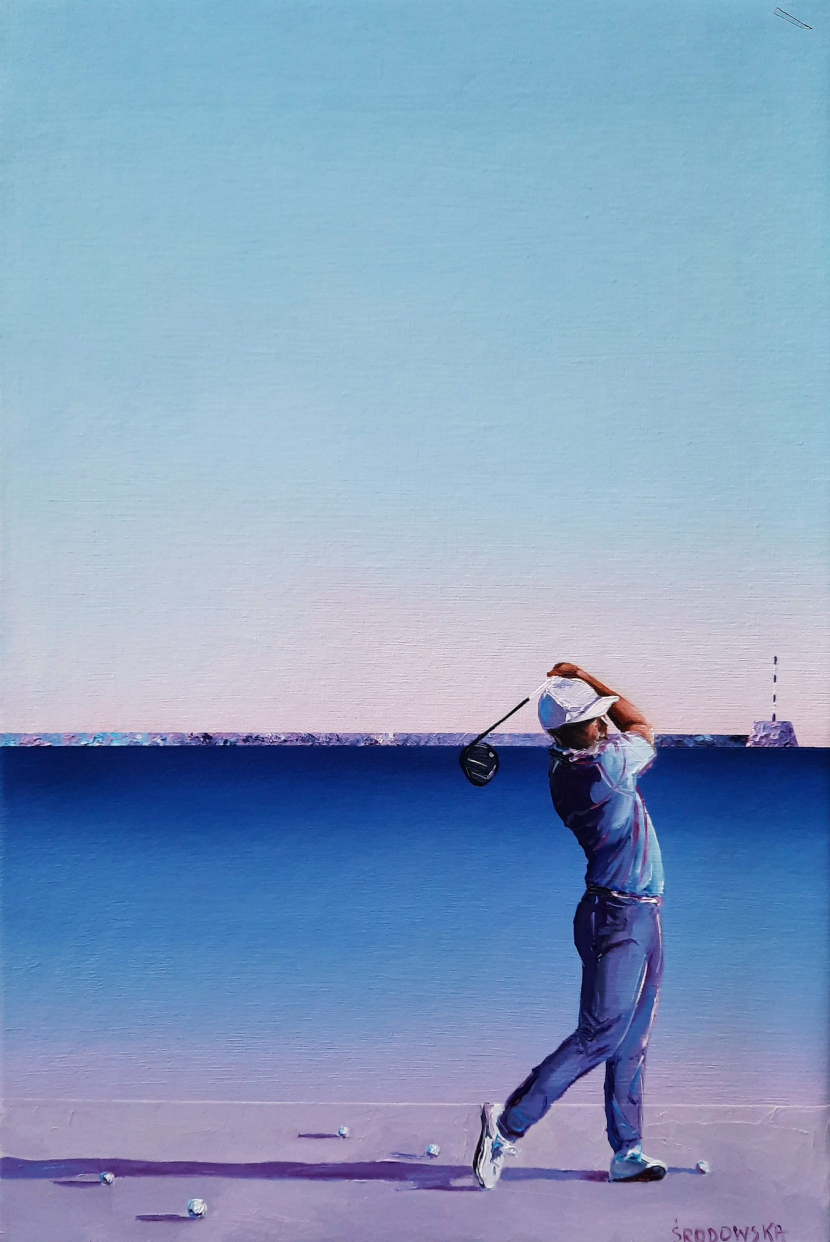 Obraz autorstwa Katarzyny Środowskiej przedstawia golfistę w dynamicznej pozie po wykonanym uderzeniu. Postać mężczyzny ubrana w sportowy strój wyróżnia się na tle spokojnego, abstrakcyjnego pejzażu zdominowanego przez odcienie błękitu i fioletu.