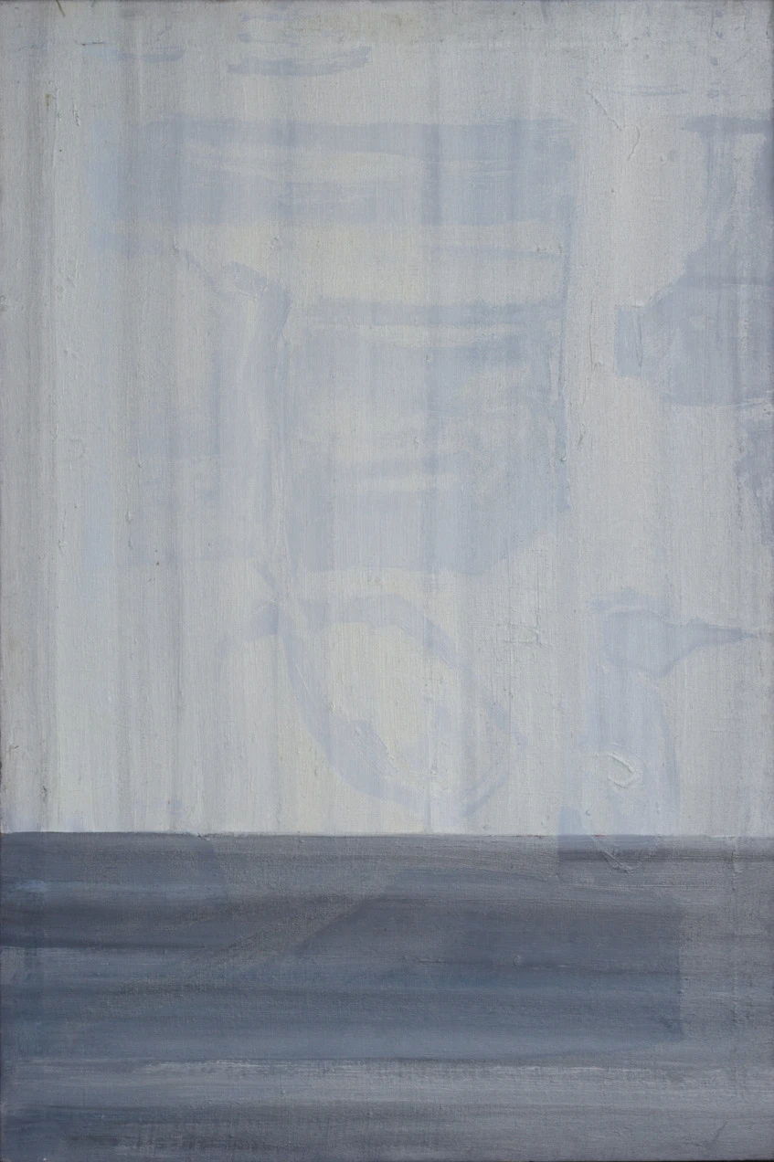 obraz abstrakcyjny w odcieniach szarości i błękitów przypominający morski pejzaż z niską linią horyzontu.