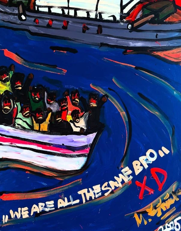 Obraz Michała Żytniaka pt. „We all the same bro” ukazuje grupę ludzi na łodzi dryfującej po wzburzonym morzu, z ironicznym napisem w tle. Praca łączy ekspresję koloru z komentarzem społecznym i politycznym.