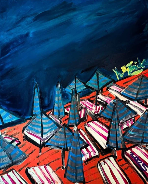 Obraz Michała Żytniaka przedstawia rzędy kolorowych leżaków i niebieskich parasoli na pustej plaży, skąpanej w intensywnym świetle, z ciemnym morzem w tle — symboliczne ujęcie samotności i ulotności wakacyjnych chwil.