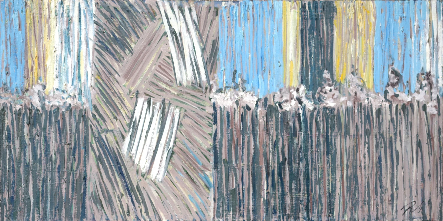 Abstrakcyjny obraz Pawła Pośrednika – kompozycja pionowych i skośnych linii w pastelowych kolorach niebieskiego, żółtego, białego i brązowego, tworzących dynamiczną, teksturalną strukturę z centralnym pasem geometrycznych wzorów – nowoczesna sztuka współ