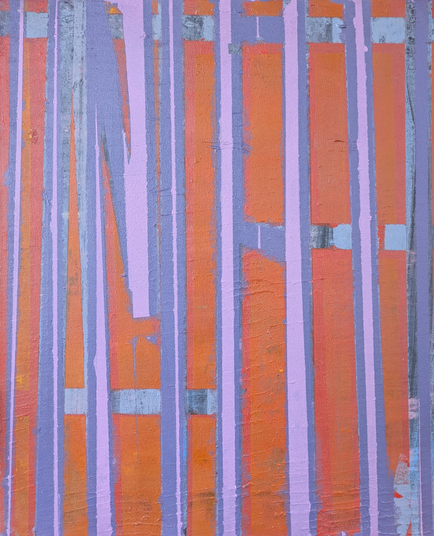 Abstrakcyjny obraz w stylu geometrycznym, przedstawiający pionowe pasy w kolorach fioletowym, pomarańczowym i niebieskim na fakturowanym tle. Sztuka współczesna, nowoczesna kompozycja malarska