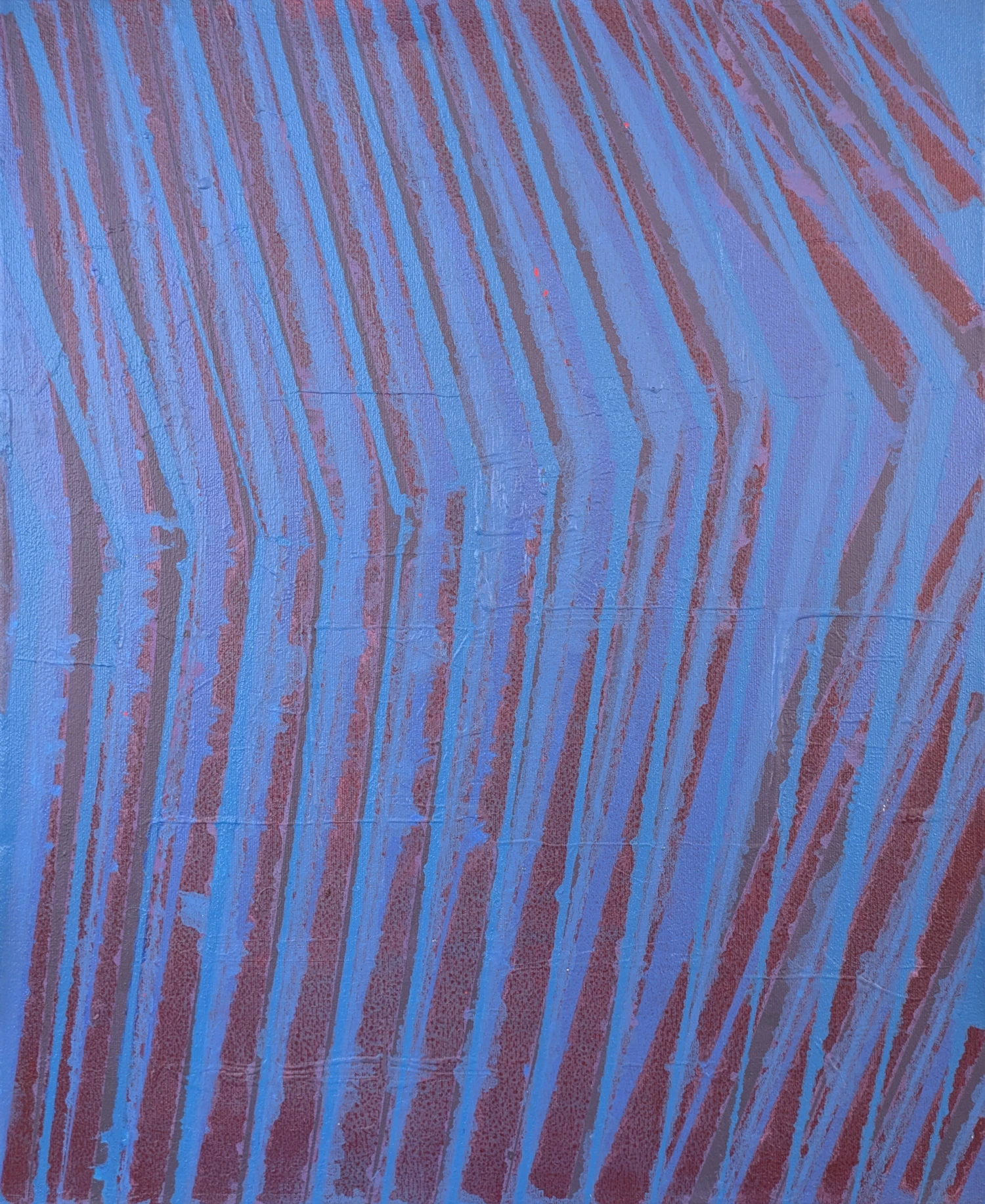 Abstrakcyjny obraz z ukośnymi niebieskimi, fioletowymi liniami na bordowym tle.