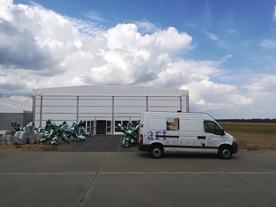 Samochód do transportu dzieł sztuki przed pawilonem wystawienniczym