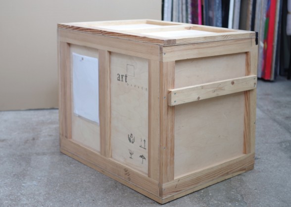 skrzynia transportowa do dzieł sztuki stojąca w magazynie