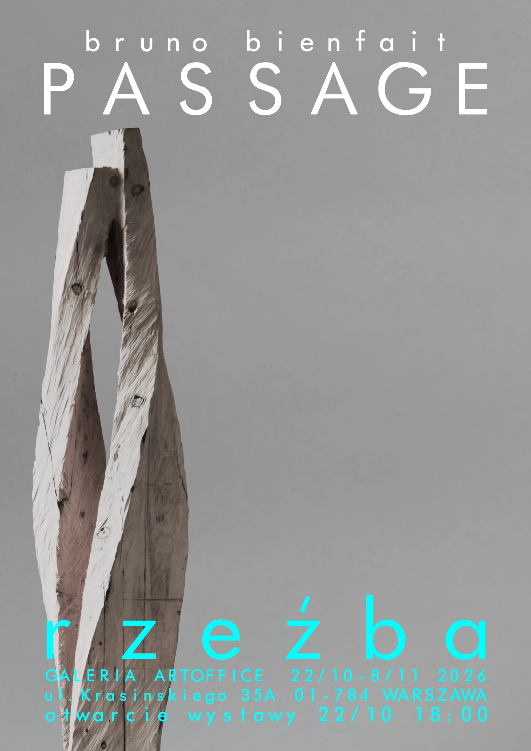 Bruno Bienfait, „Passage” – plakat wystawy rzeźby w Galerii Art Office w Warszawie, z monumentalną drewnianą formą na szarym tle”